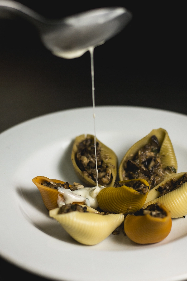 Emplatado profesional de pasta en restaurante — ingeniería de menú y diseño de carta gastronómica BG Asesores