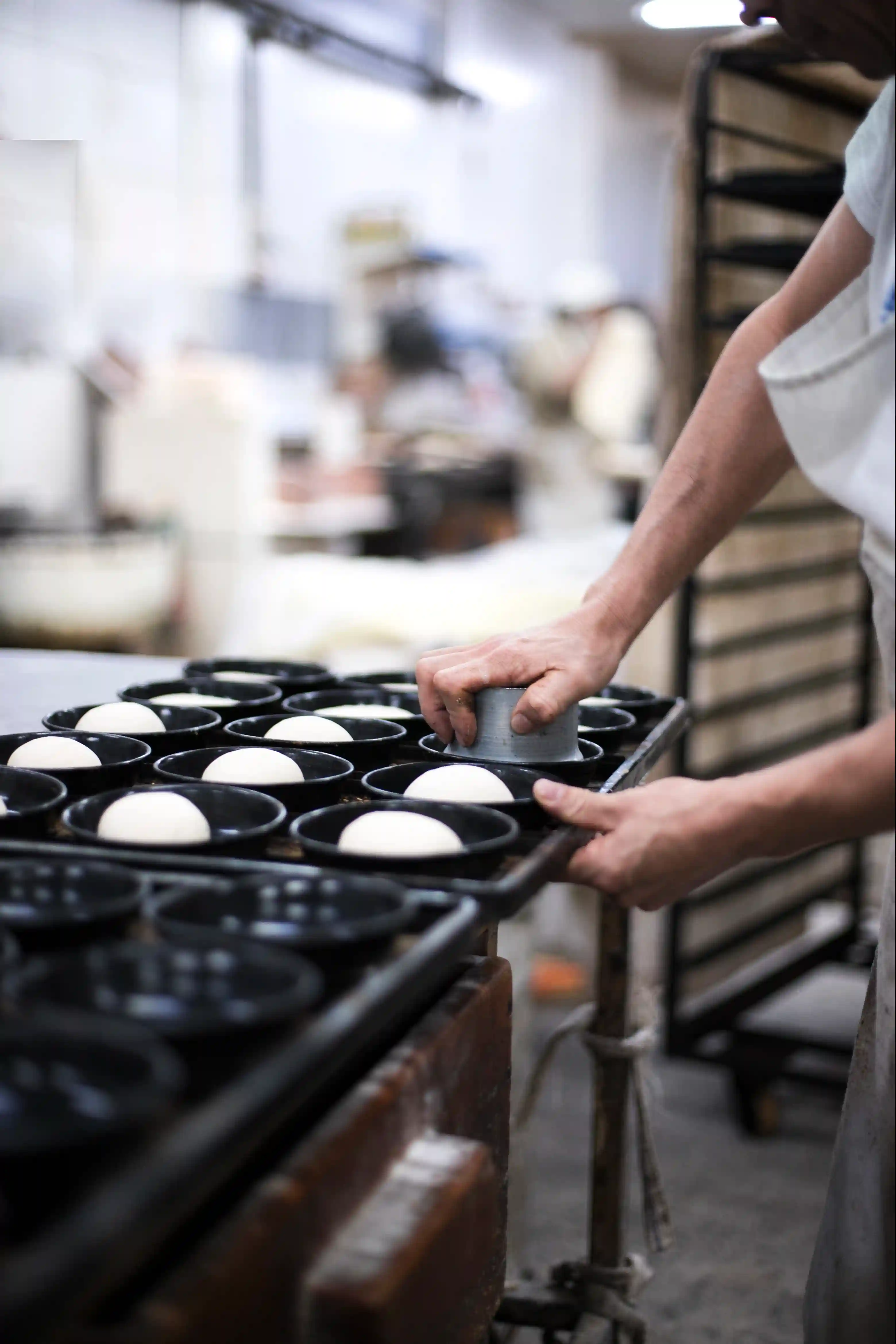 Chef estandarizando recetas de producción artesanal en cocina profesional — BG Asesores consultoría gastronómica