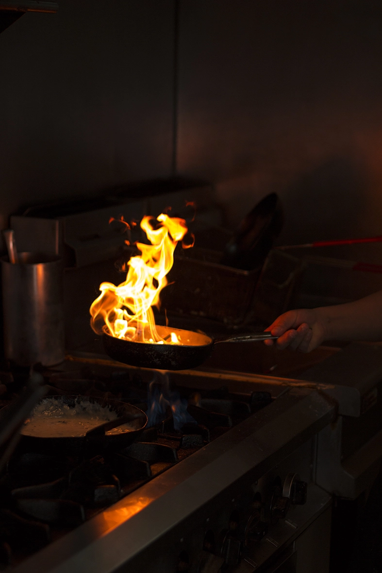 Equipo de cocina aplicando protocolo de higiene y seguridad alimentaria — auditoría BPM BG Asesores